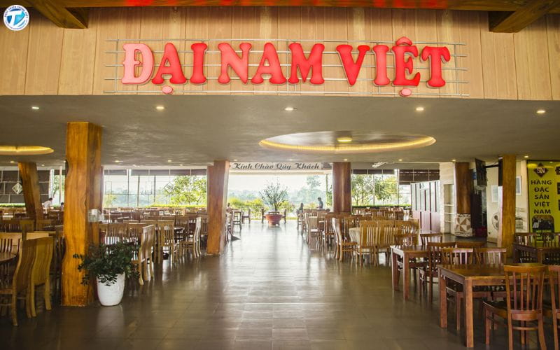 Trong khu du lịch có nhiều nhà hàng, quán ăn phục vụ